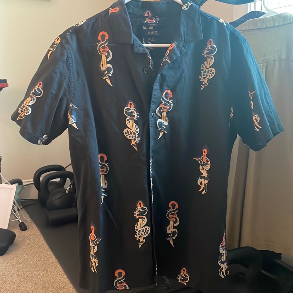 ROARK men’s Medium short sleeve button down, camp collar